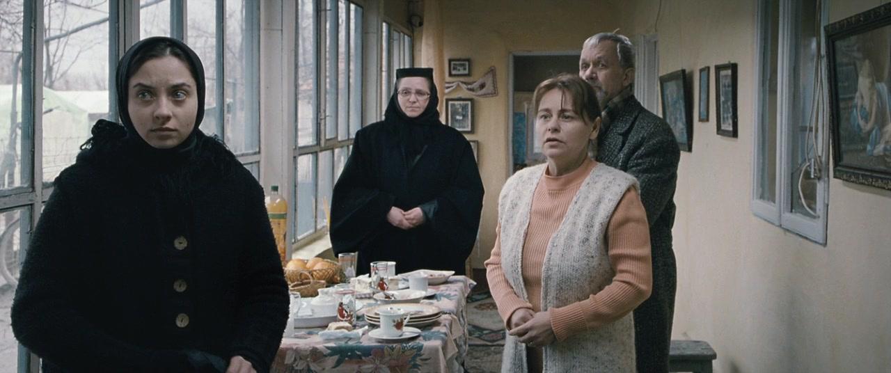 Фильм За холмами (2012)