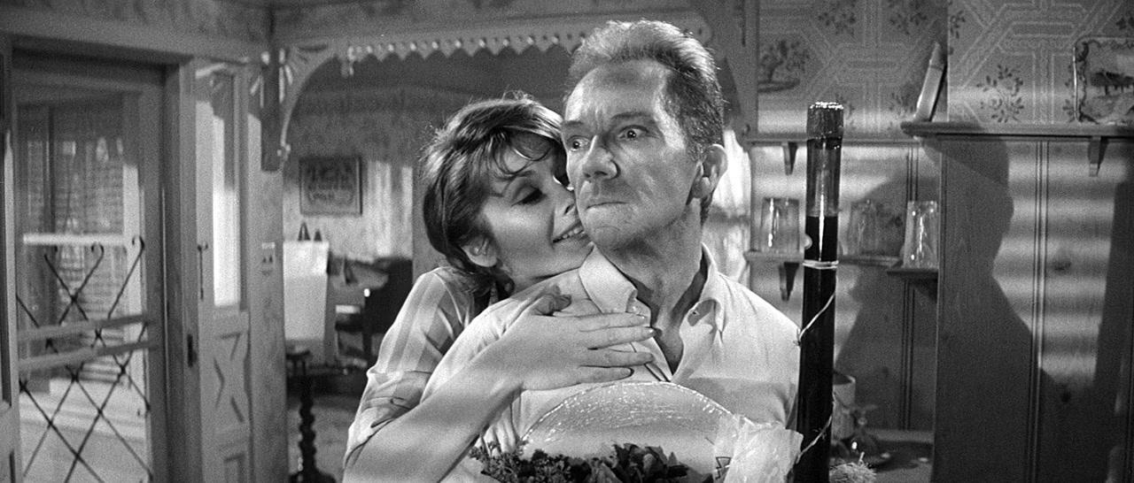 Фильм Поцелуй меня, глупенький (1964)