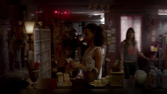 Tangled Up in Blue - 3 серия, 1 сезона, сериала Древние (2013)