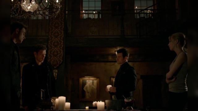 An Old Friend Calls - 15 серия, 3 сезона, сериала Древние (2013)