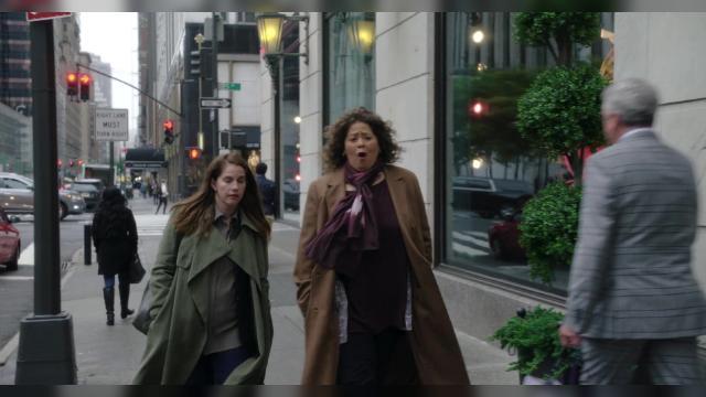 Two Birds, One Throne - 3 серия, 1 сезона, сериала Изобретая Анну (2022)