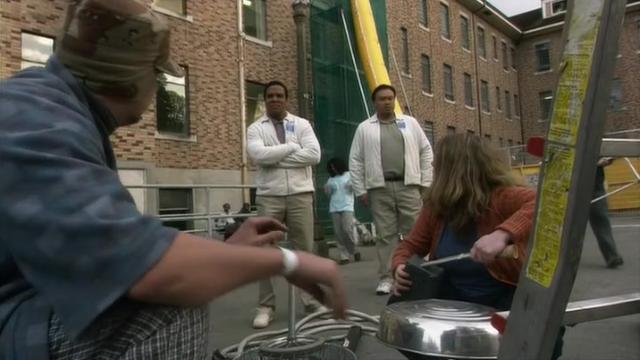 Wake-Up Call: Part 1 - 1 серия, 2 сезона, сериала Четыре тысячи четыреста (2004)