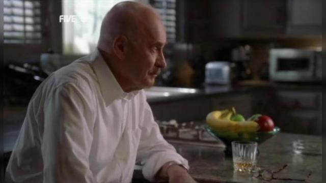 Swimming - 10 серия, 3 сезона, сериала Защитник (2001)