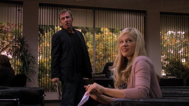 In the Red - 1 серия, 3 сезона, сериала Обмани меня (2009)