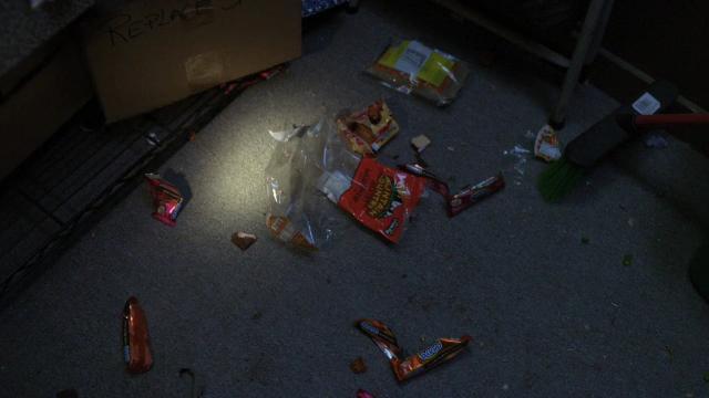 Temporary Monsanity - 9 серия, 1 сезона, сериала Сбежавшая работа (2010)