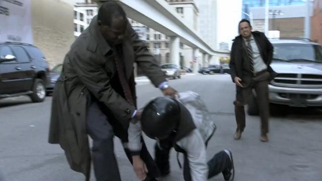 Home Invasion/Drive-by - 9 серия, 1 сезона, сериала 187 Детройт (2010)