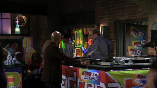 Gary Tries to Do It All - 6 серия, 2 сезона, сериала Холостяк Гари (2008)