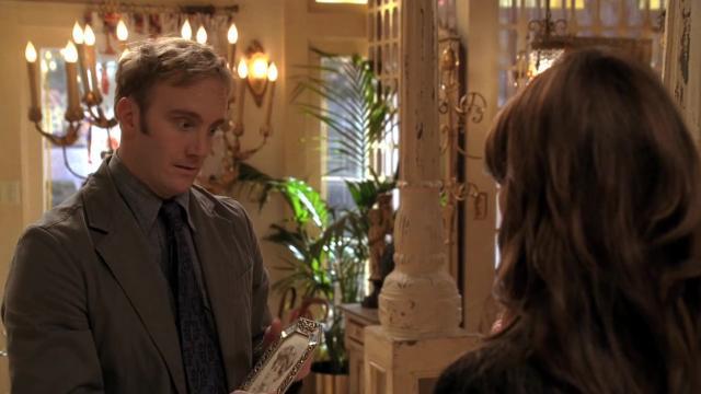 The Night We Met - 8 серия, 2 сезона, сериала Говорящая с призраками (2005)