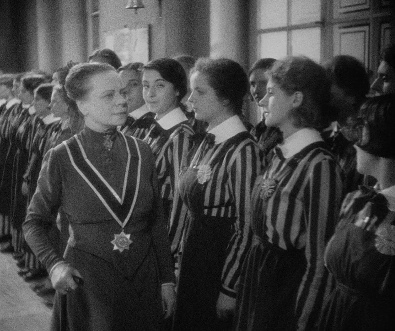 Фильм Девушки в униформе (1931)