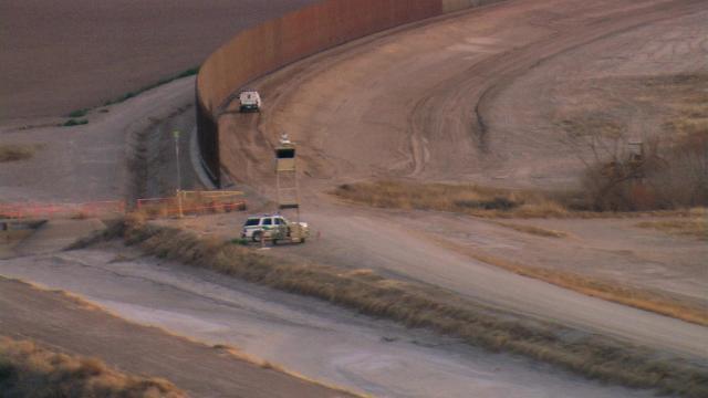 eps3.0_power-saver-mode.h - 1 серия, 3 сезона, сериала Мистер Робот (2015)