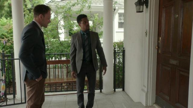 Стоимостью в несколько городов - 2 серия, 5 сезона, сериала Элементарно (2012)