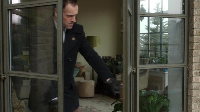 Вверх, в небеса и вниз, в преисподнюю - 15 серия, 4 сезона, сериала Элементарно (2012)