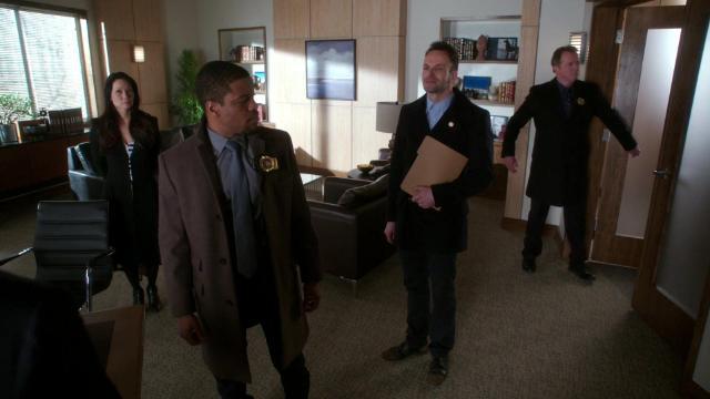 Лучший выход всегда насквозь - 22 серия, 3 сезона, сериала Элементарно (2012)