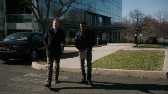 Потеряешь контроль - неудачно приземлишься - 21 серия, 5 сезона, сериала Элементарно (2012)