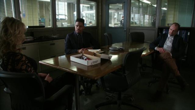 Искусство ловкости и обмана - 20 серия, 5 сезона, сериала Элементарно (2012)