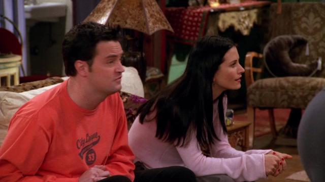 Эпизод, в котором Чендлер не может плакать - 14 серия, 6 сезона, сериала Друзья (1994)