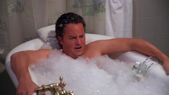 Эпизод в котором Чендлер принимает ванну - 13 серия, 8 сезона, сериала Друзья (1994)